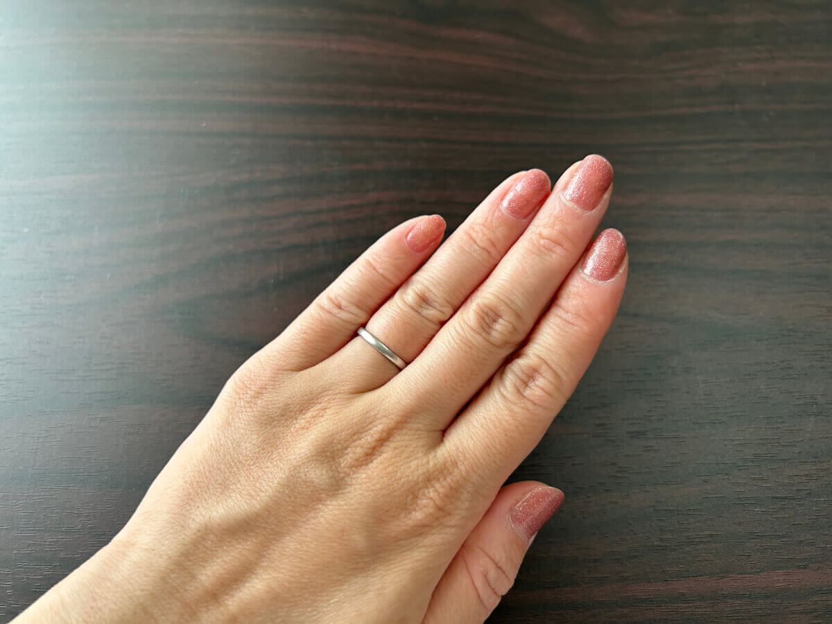 ベースやトップコートは塗らずにカラーマニキュアだけを2度塗りし、12時間以上乾かした状態の爪の画像