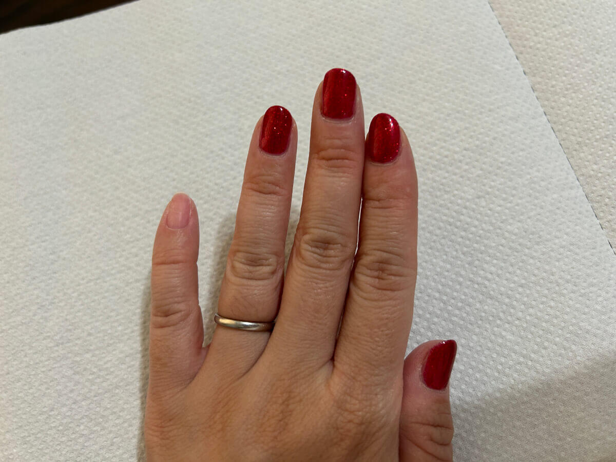 ベースコート、カラージェル2度塗り、トップコートで仕上げたジェルネイルの画像