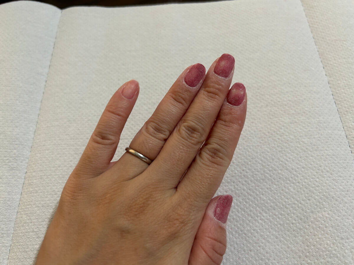 ベースコート、カラージェル2度塗り、トップコートで仕上げたジェルネイルを削った画像