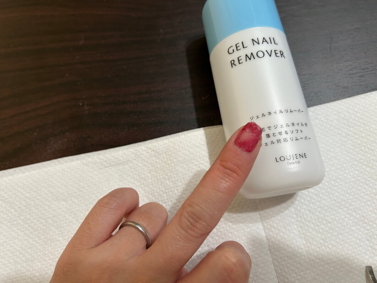 セリアの「ジェルネイルリムーバー」でジェルネイルをオフする画像