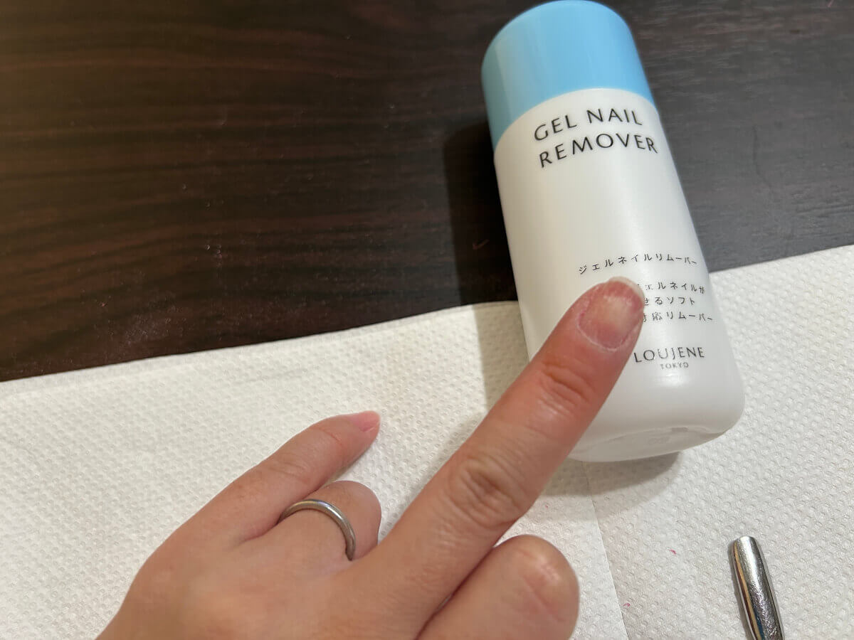 セリアの「ジェルネイルリムーバー」でジェルネイルをオフする画像