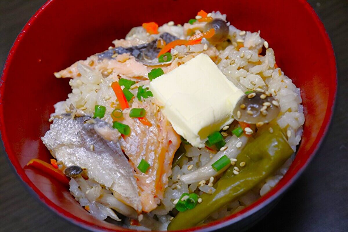 業務スーパー「塩鮭フィレ」を使った「鮭のバター炊き込みご飯」の画像