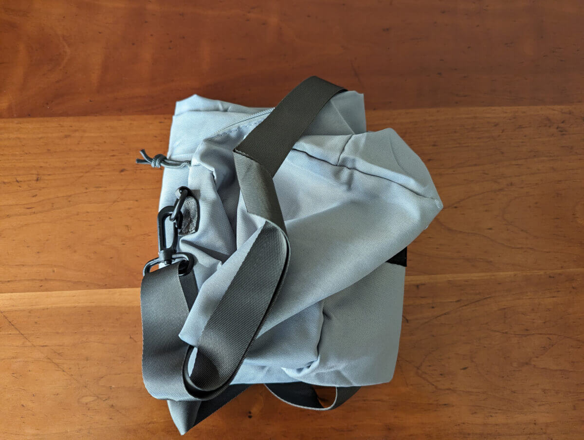 「オトナミューズ」（宝島社）2023年11月号付録「emmi×SHAKA 2WAYレジャーボストン」を折りたたんだ時の画像