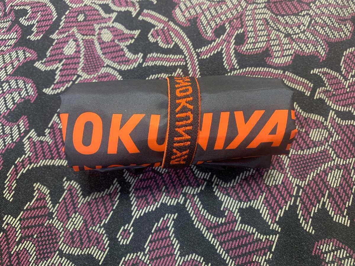 「MonoMax」11月号（宝島社）付録「KINOKUNIYA紀ノ国屋 保温冷機能付きトートバッグ」を畳んだ画像