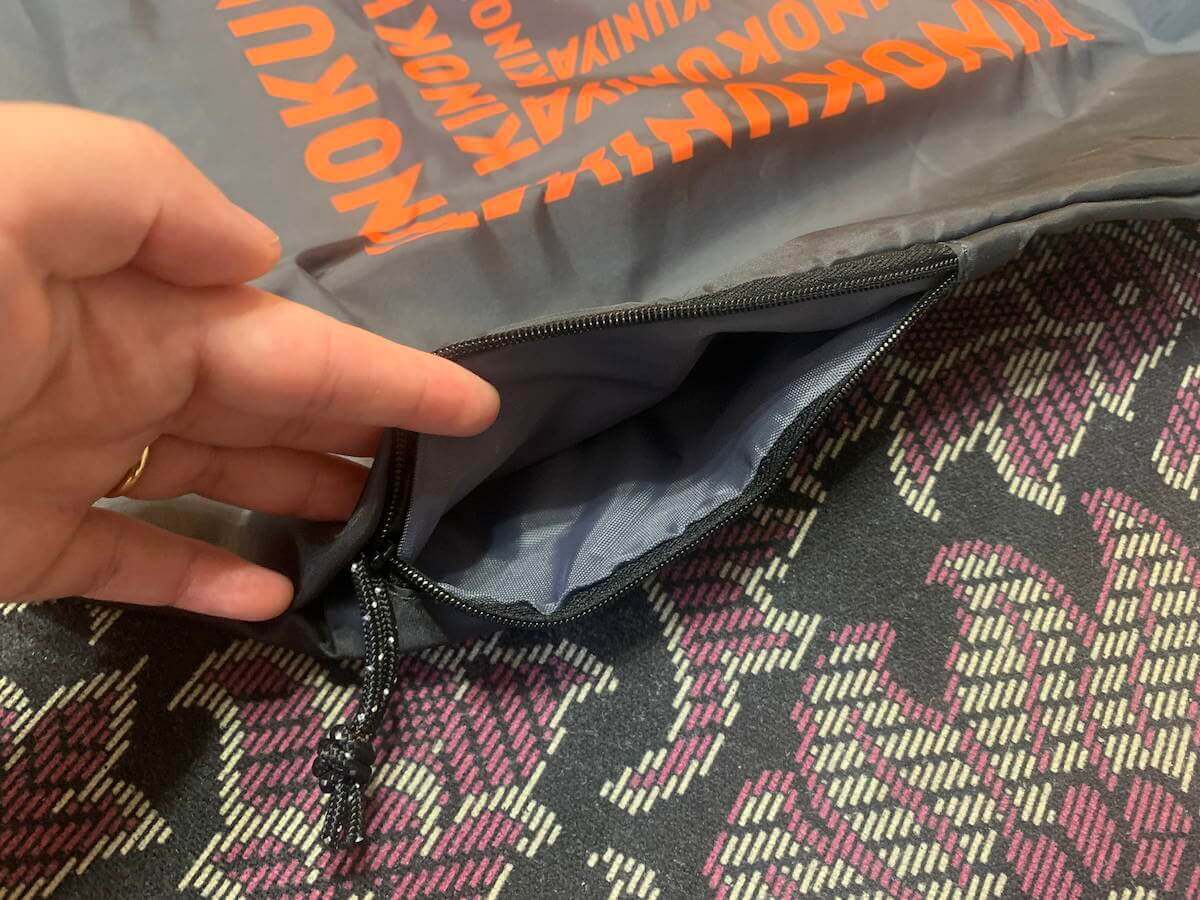 「MonoMax」11月号（宝島社）付録「KINOKUNIYA紀ノ国屋 保温冷機能付きトートバッグ」のポケットの画像