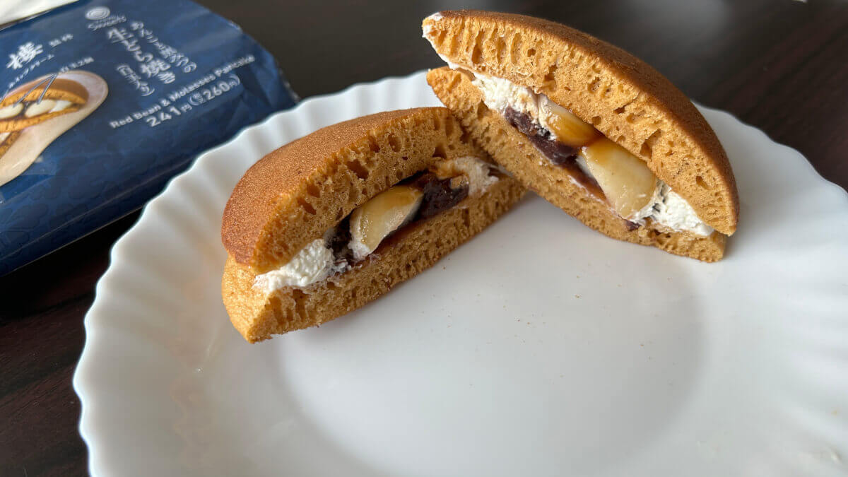 ファミリーマート榮太樓總本鋪監修の「あんこと黒みつの生どら焼き（白玉入り）」の画像