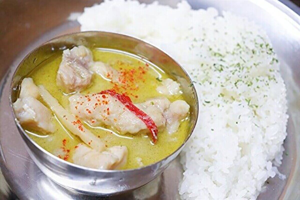 業務スーパー「焼きとり 鶏とろ串 50本入り 1.1kg」を使った「温めるだけ！鶏とろグリーンカレー」の画像