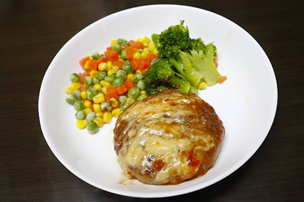 業務スーパー「チーズトマトソースハンバーグ」の画像