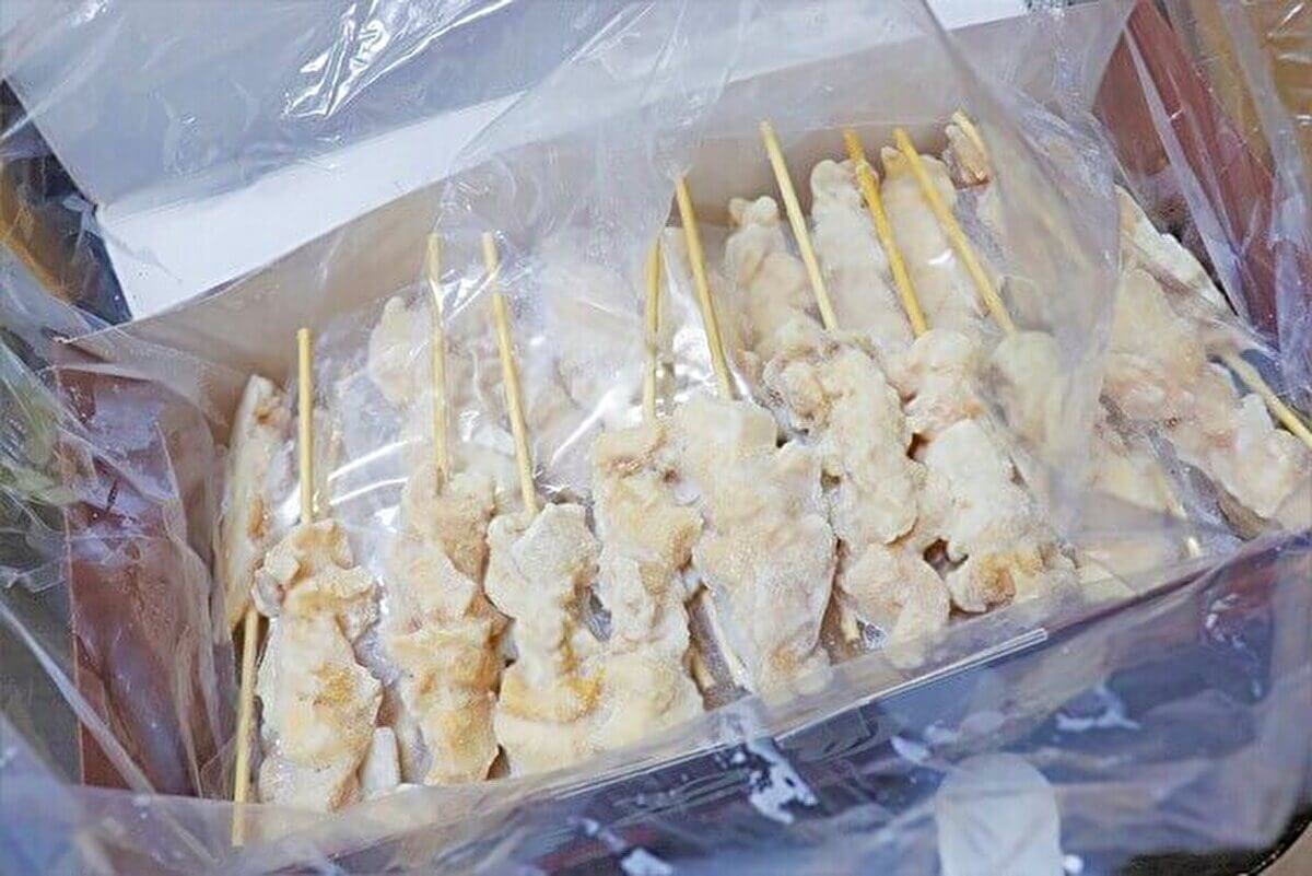 業務スーパー「焼きとり 鶏とろ串 50本入り 1.1kg」を開封した画像
