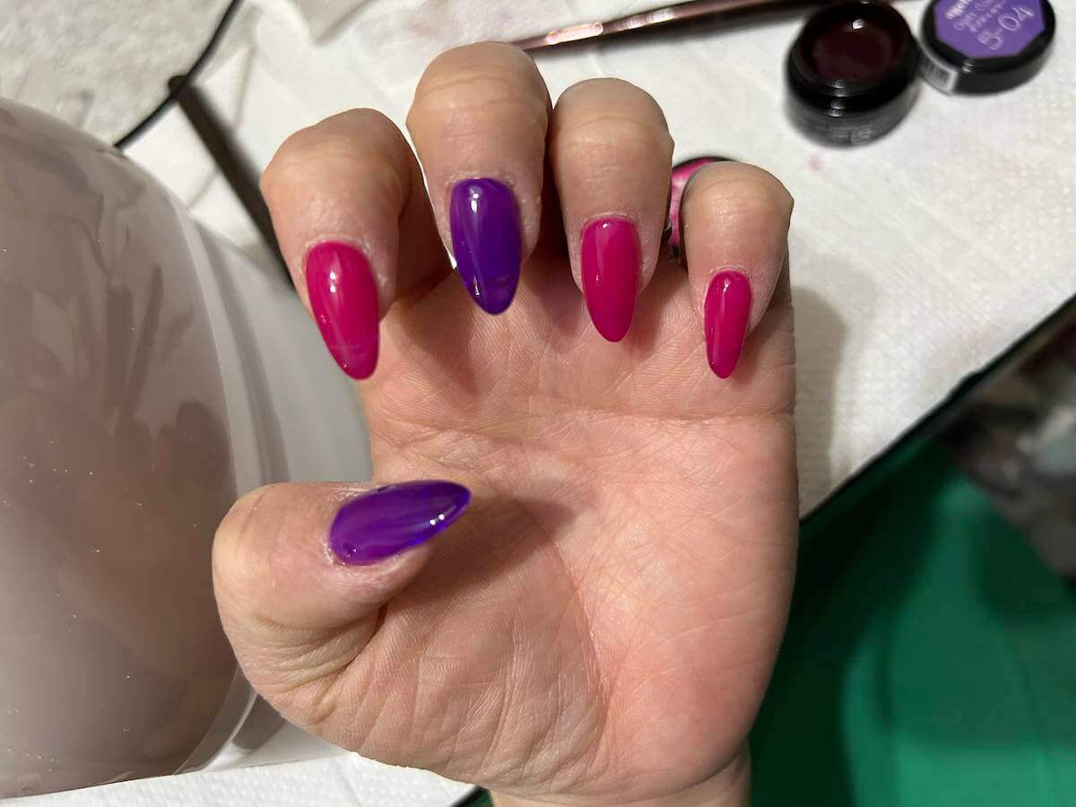 「agehaジェル」のシロップカラーを2、3度塗りした爪の画像