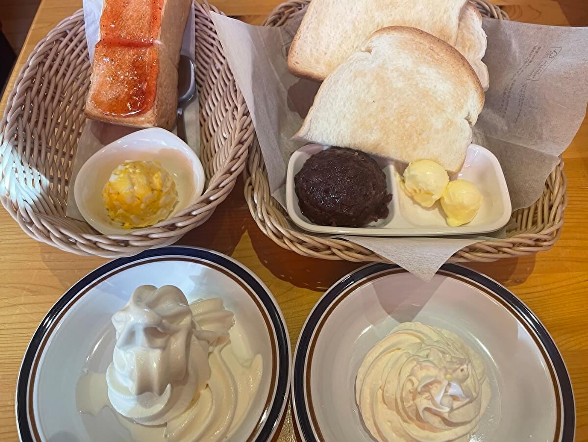 コメダ「小倉トースト（510円）」「ホイップクリーム（80円）」「ソフトクリーム（120円）」「モーニングメニュー（アイスコーヒー、トースト、卵ペースト＋いちごジャム／520円）」の画像