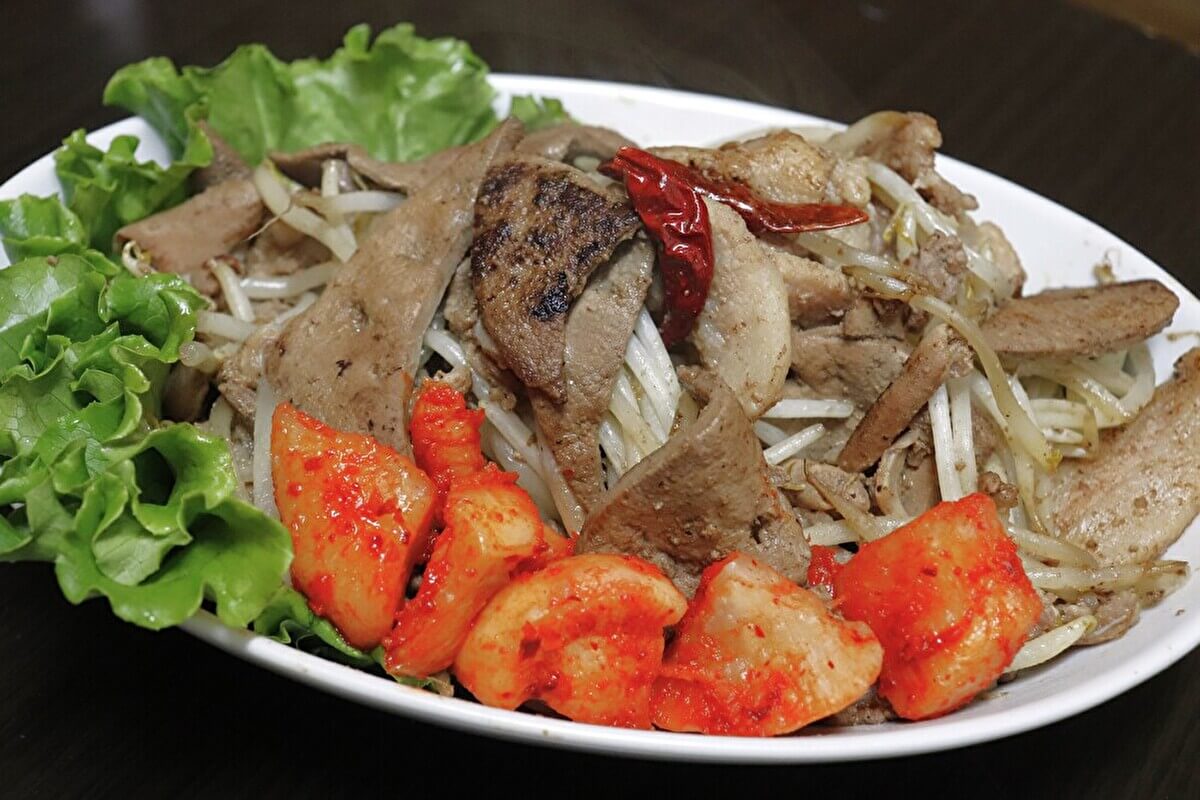 業務スーパー「国産豚ミックスホルモン塩麹漬け」×「カクテキ」の画像