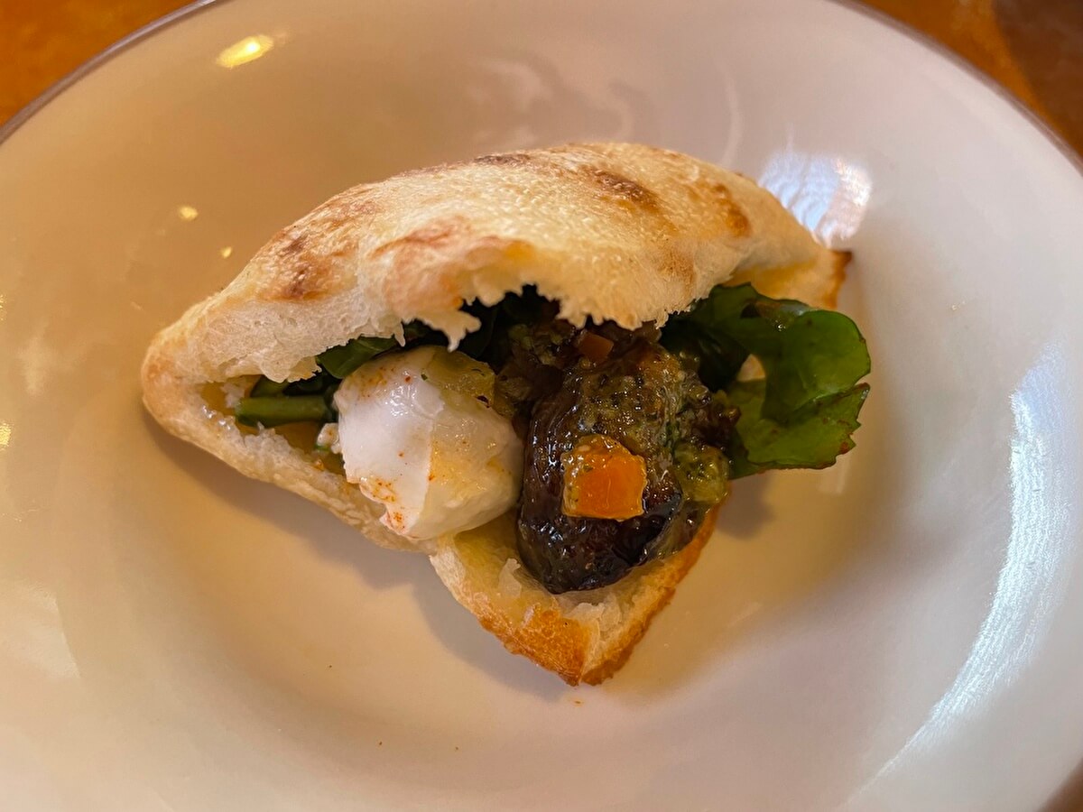 プチフォッカにモッツァレラのサラダとエスカルゴのオーブン焼きを挟んだ画像