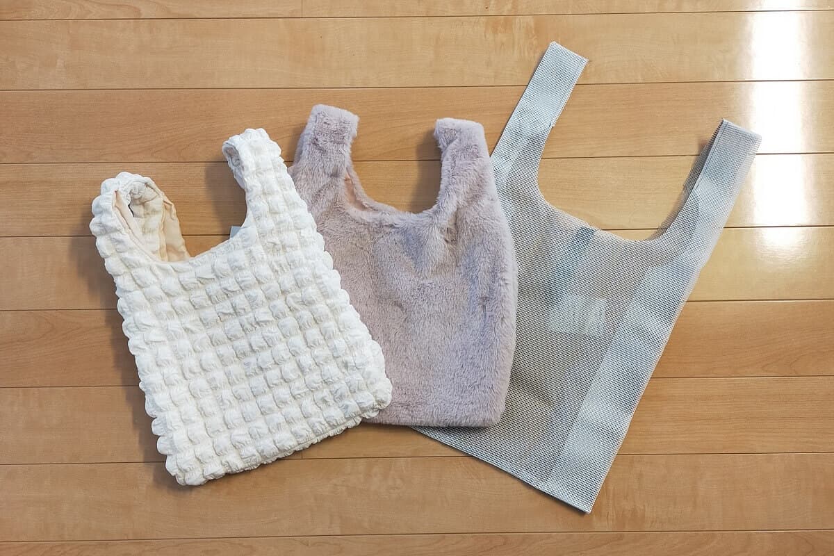 THREEPPY「マルシェバッグ　ぽこぽこ：550円（税込、以下同）」、ダイソー「トートバッグ（エコファー）：330円」、Standard Products「メッシュコンビニバッグ：330円」の画像