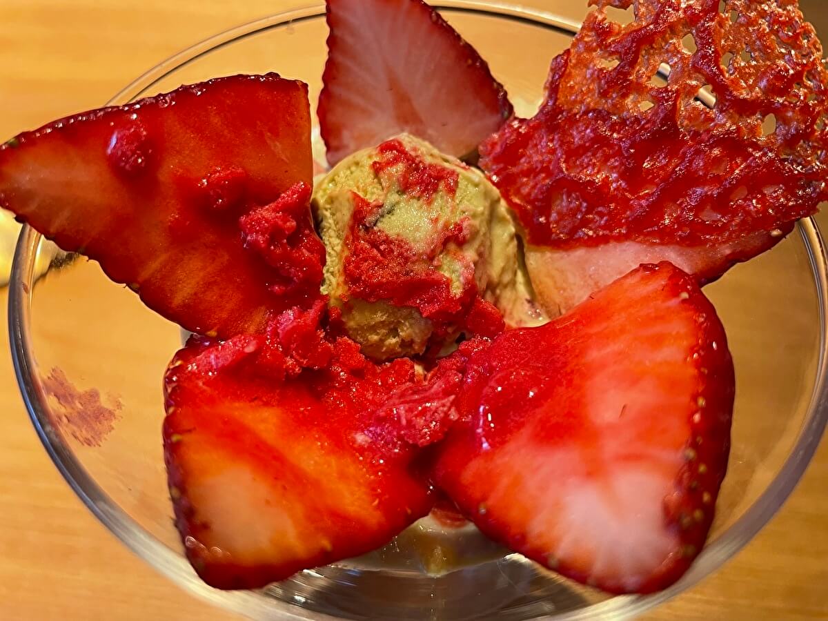 「benzaiten Cafe」いちごパフェの画像