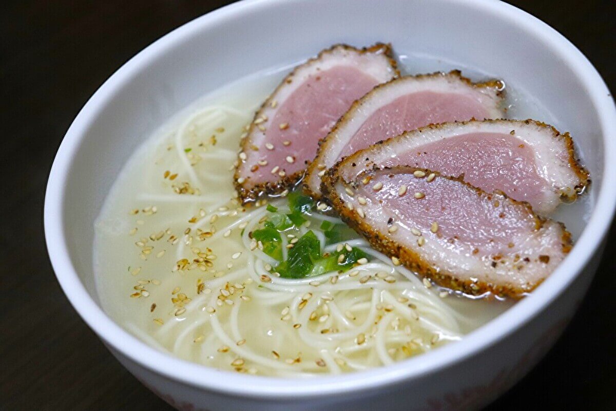 業務スーパーの「合鴨パストラミ」を活用した「合鴨黒コショウにゅう麺」の画像