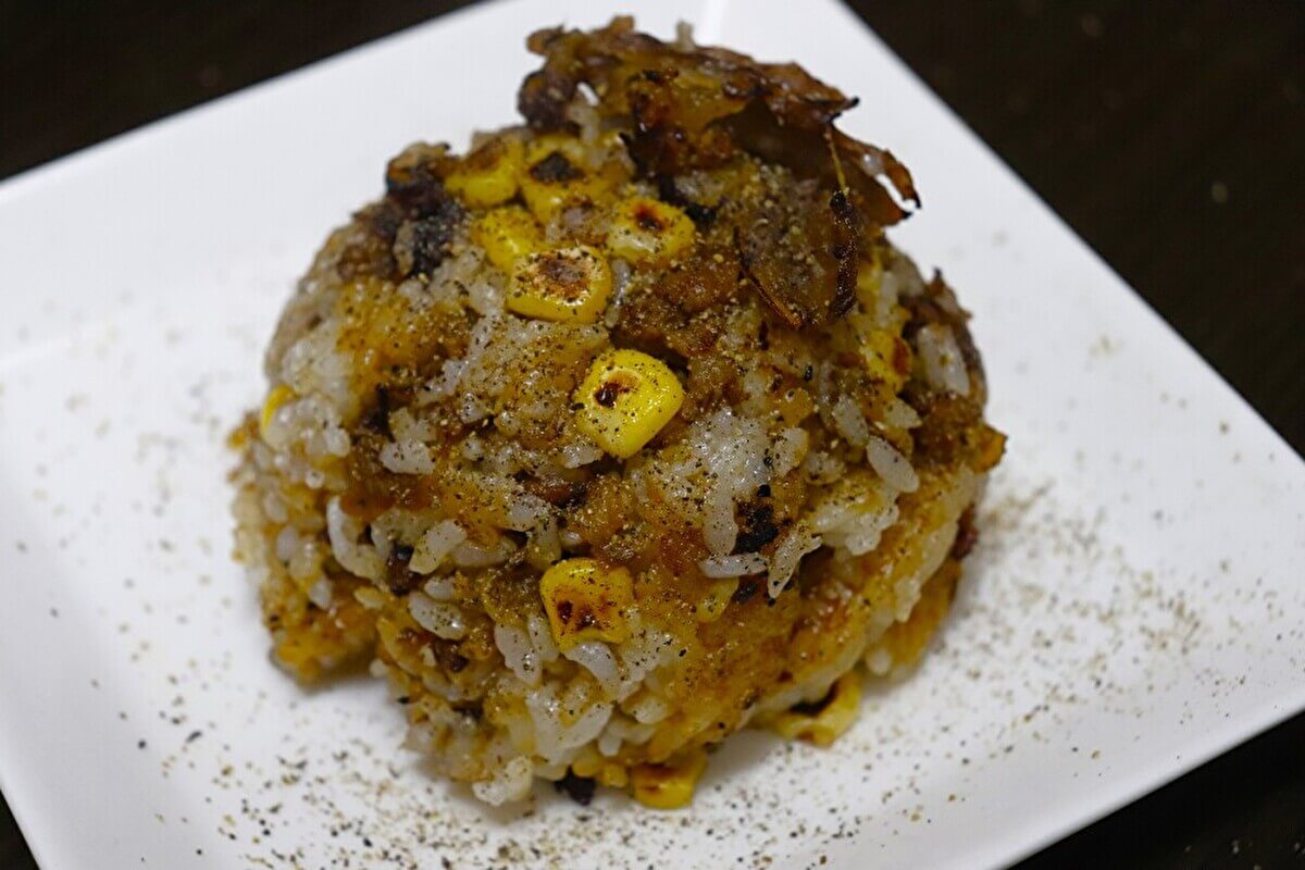 業務スーパーの「ライスバーガー」を活用した「ペッパーランチ風ビーフガーリックライス」の画像