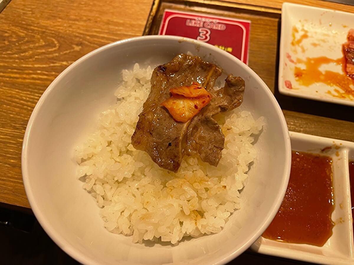 焼肉ライクのご飯とバラカルビとキムチの画像