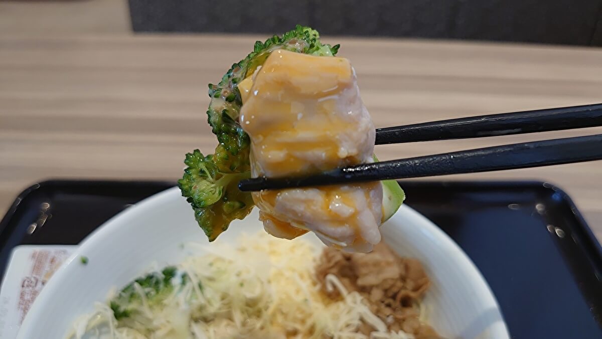 吉野家「チーズ牛サラダ」の画像