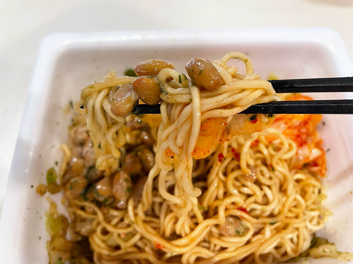 【ペヤング】木村拓哉考案のアレンジレシピとは？　キムチ納豆＆オリーブオイルがおいしすぎ！の画像9