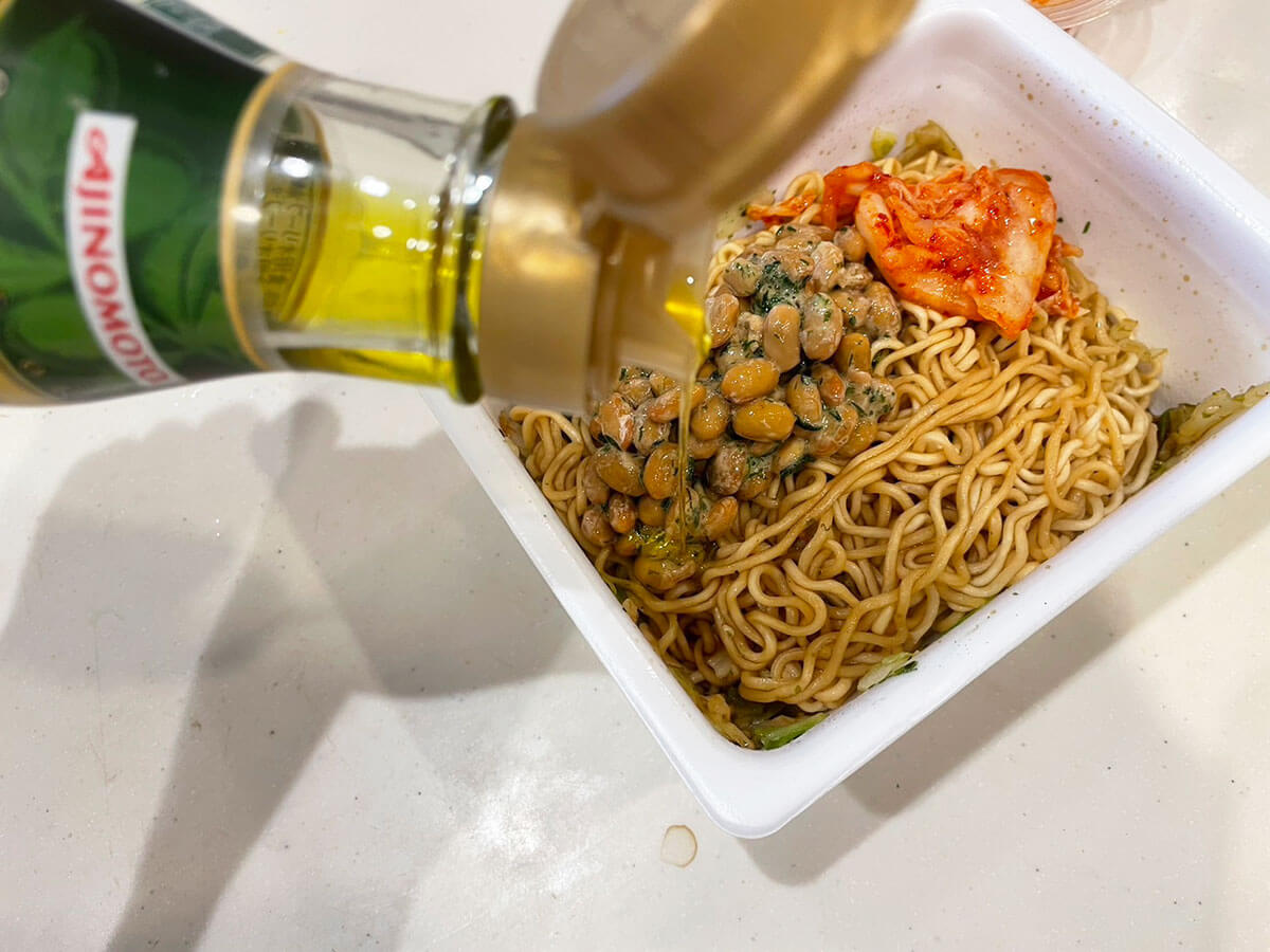 【ペヤング】木村拓哉考案のアレンジレシピとは？　キムチ納豆＆オリーブオイルがおいしすぎ！の画像8