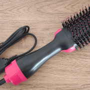 通販サイト・Temu【1,217円】激安ホットブラシ購入！　気になる“2つのボタン”の正体は？