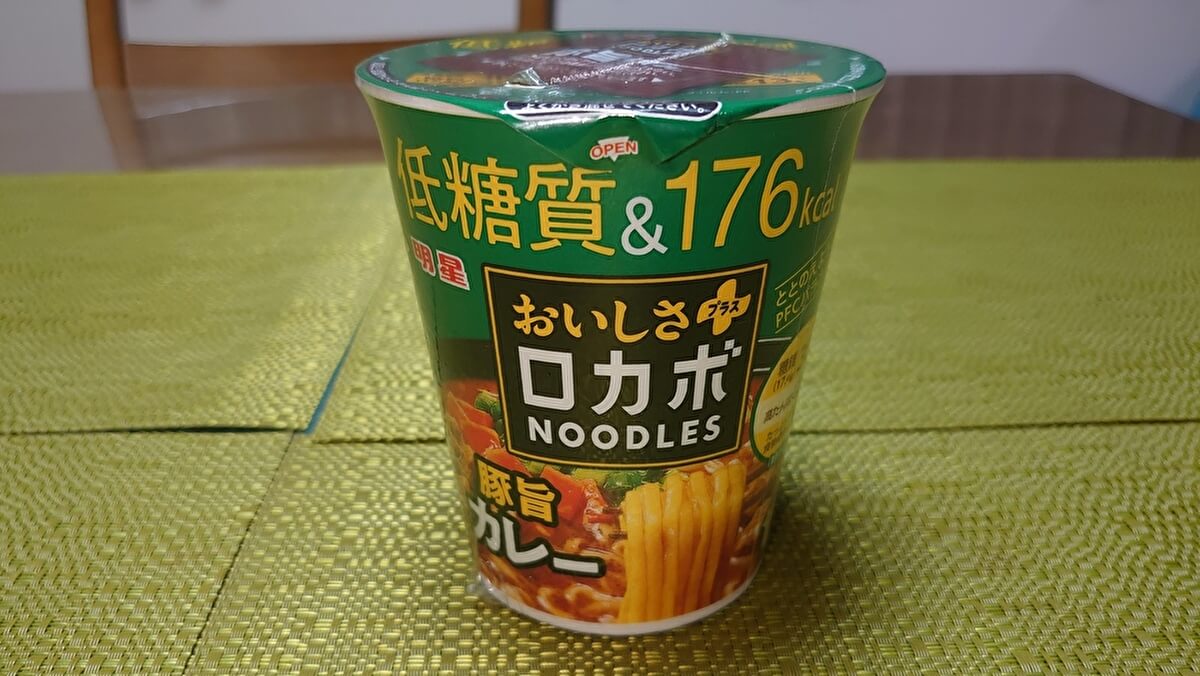 明星食品「ロカボNOODLES」、豚旨カレーの画像