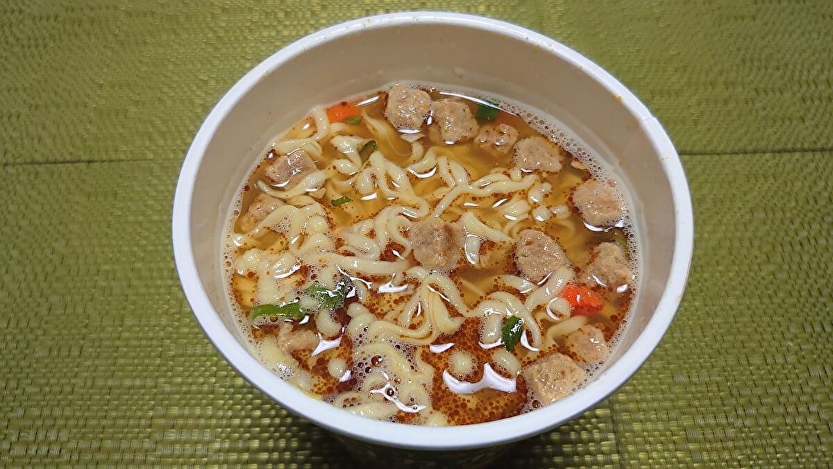 明星食品「ロカボNOODLES」、豚旨カレーの画像