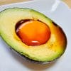 究極のズボラレシピ【黄身のしょうゆ漬けアボカドのっけ】作ったら、ビールに最適つまみだった！　
